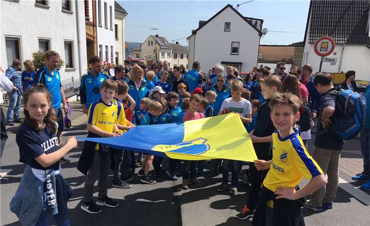 Mit stolz trugen die Jugendspieler die blau-gelbe Fahne durch die Straßen. privat