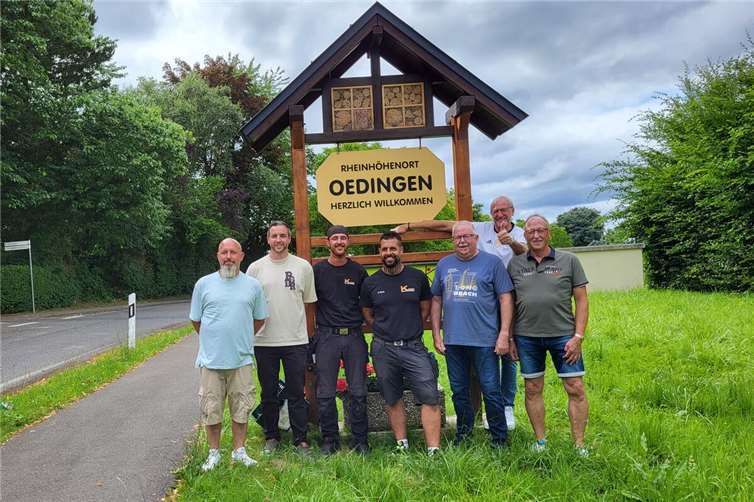 Mit stolzem Blick auf das Ortseingangsschild. Foto: Nicole Wolter