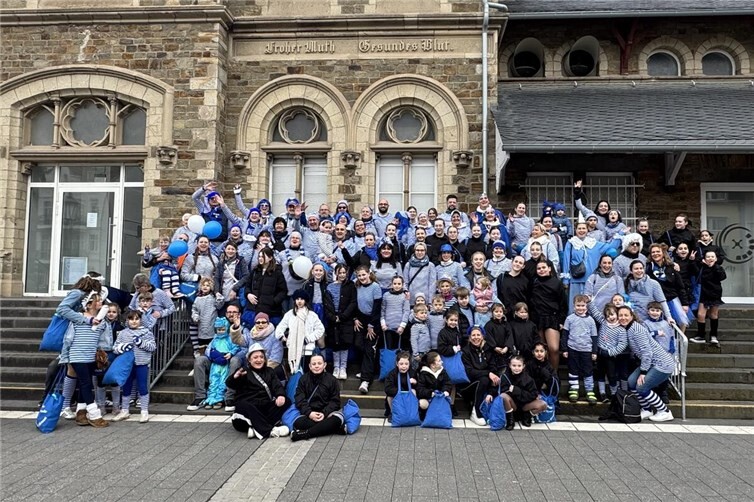 Mit stolzen 107 großen und kleinen Mitgliedern zog der Verein durch die Straßen und sorgte mit seinem alljährlichen Motto „Sport und Spiel“ für Bewegung, Lachen und strahlende Gesichter.