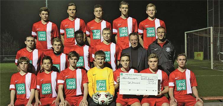 Mit stolzgeschwellter Brust präsentierten die Immendorfer A-Junioren ihre neuen Trikots. privat