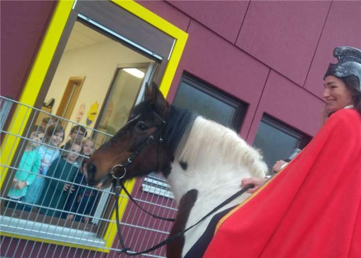 Mit strahlenden Augen und einem Lied begrüßten die Namedyer Kindergartenkinder den heiligen St. Martin. Foto: privat