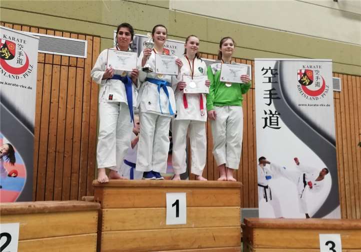 Mit taktischem Geschick und schnellen Techniken zum Sieg: Mariella Staudt (2. v.l.).Foto: privat