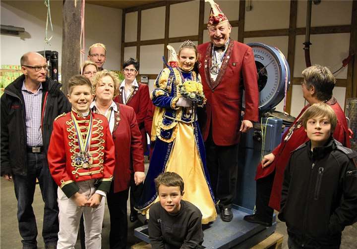 Mit tatkräftiger Hilfe von Wolfgang Zopes und mit dem Fuß von Gabriele Stiebitz kletterte der Zeiger der großen Waage auf 185 kg. Im Gegenzug empfing Kinderprinzessin Catharina II. im Obsthof der Familie Brauweiler die gleiche Menge an Kamelle. STEIN