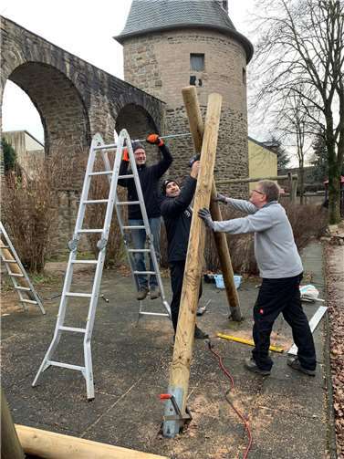 Mit tatkräftiger Unterstützung des Fördervereins Kita Maria Himmelfahrt (Hr. Stein und Hr. Schmitt) wurde die Schaukel an einem Samstag aufgebaut. Fotos: privat