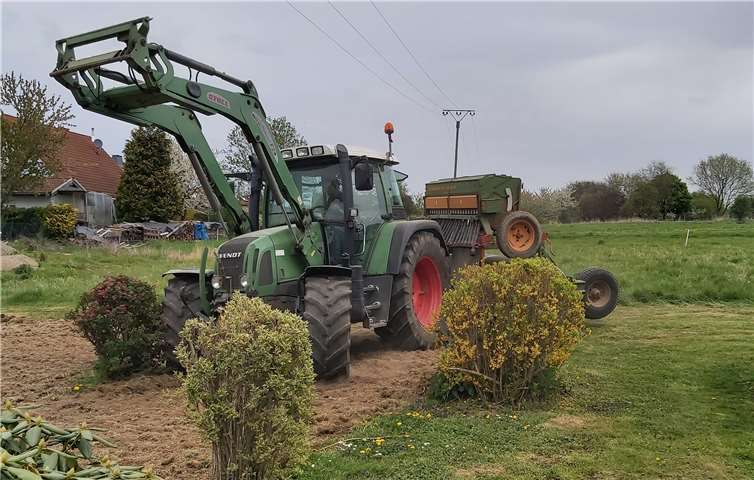Mit tatkräftiger Unterstützung durch Paul Lehr wurde die Blumenwiese angelegt.Foto: privat