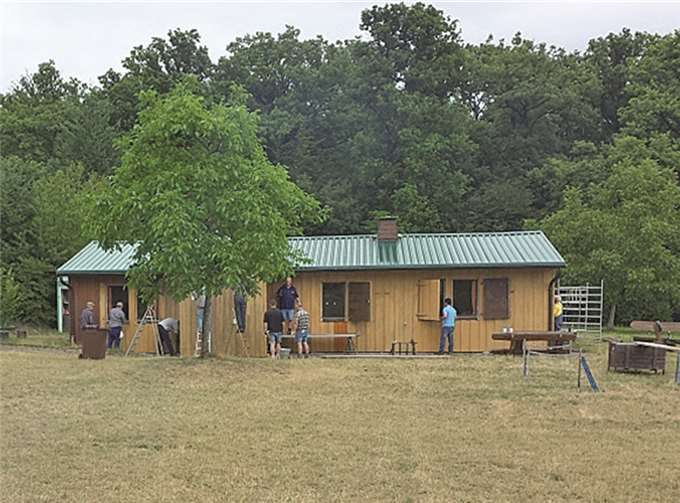 Mit tatkräftiger Unterstützung vieler Helfer wird das Jugendhaus auf dem Jugendzeltplatz wieder hergerichtet. M. Nonninger