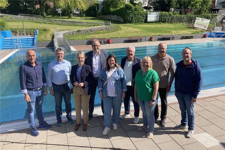 CDU-Fraktion informiert sich vor Ort im Linzer Freibad Mit tatkräftiger Unterstützung wurde die Sanierung des Lehrschwimmbeckens vollzogen.Foto: Dennis Swirsky