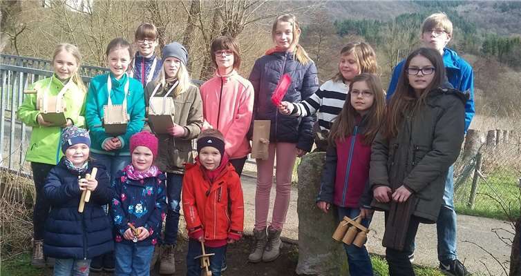 Mit teilweise uralten Klappern und Ratschen ersetzten die Kinder die Kirchenglocken. privat