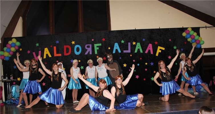 Mit „tollem Hüftschwung“ schwebte das Männerballett der AG Stenz zur Freude der Besu-cher über die Bühne.