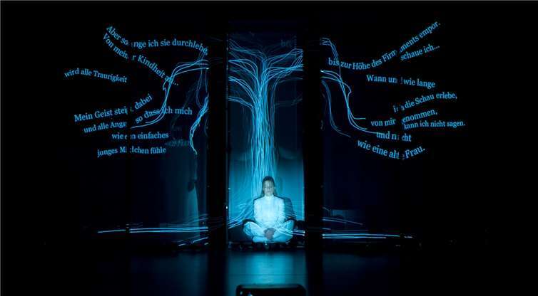 Mit tollen Bühnenelementen und Kulissen werden die Zuschauer auf eine Zeitreise mitgenommen.Hermann Posch