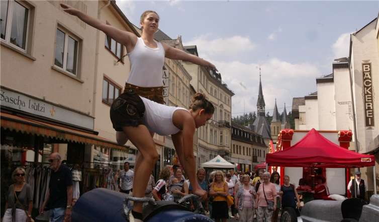 Mit tollen Kunststücken begeisterten die Voltigier-Mädels.