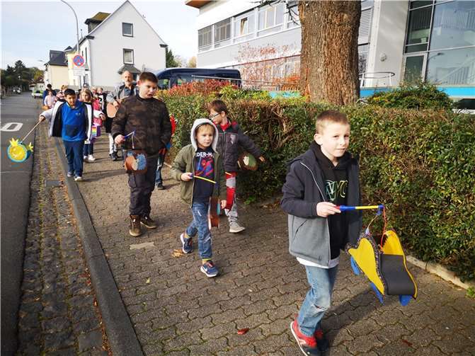 Mit tollen Laternen drehten die Kinder eine kleine Runde.