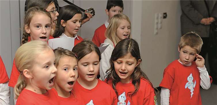 Mit tollen Weihnachtsliedern begeisterten die Kinder die Senioren.