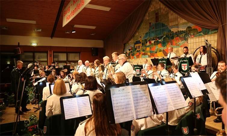 Mit toller Musik und guter Laune sorgt die Burg-Kapelle für beste Unterhaltung. Fotos: Privat