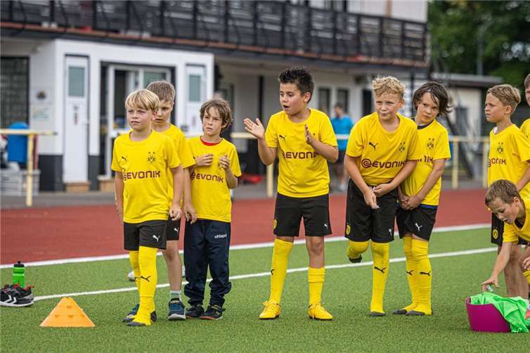 Besondere Überraschung bei der Sportfreizeit des VfB Linz  Mit top ausgebildeten Trainern vom BVB konnten die Kids direkt am ersten Tag auf höchstem Niveau trainieren.