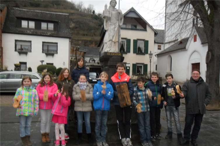 Mit traditionellen Kläppern ausgestattet zogen die Jugendlichen durchs Dorf. privat