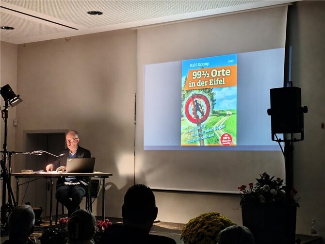 Mit trockenem Humor und verblüffend skurrilen Geschichten führte Ralf Kramp das Publikum an die kuriosesten Orte der Eifel.  Foto: Sabrina Neihs
