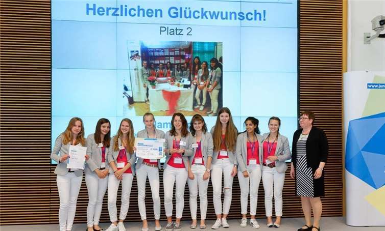 Mit tropffreien Nagellackstiften überzeugte die JUNIOR Firma „Glam penail“ des privaten Gymnasiums Nonnenwerth in Remagen beim JUNIOR Bundeswettbewerb in Berlin.privat