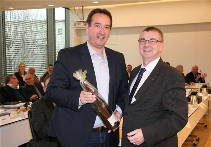 Mit über 70 Prozent der Wählerstimmen konnte Thomas Przybylla (CDU) ebenfalls am Vortag die Nachfolge von Weißenthurms Bürgermeister Georg Hollmann für sich entscheiden, der nicht erneut zur Wahl antrat. Landrat Dr. Saftig gratulierte erfreut und spendierte auch hier ein Weinpräsent.