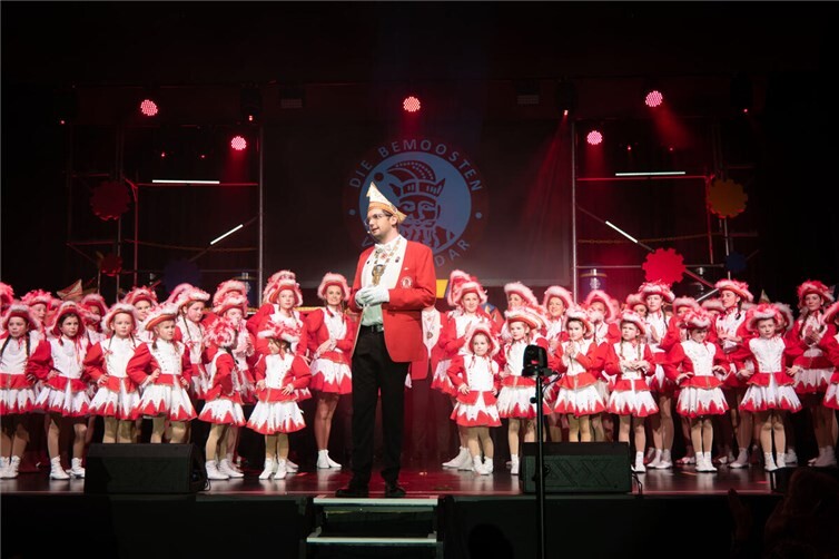 Mit über 90 Aktiven und mit viel Charme begrüßte Sitzungspräsident Timo Krämer die närrischen Gäste.Foto: ND