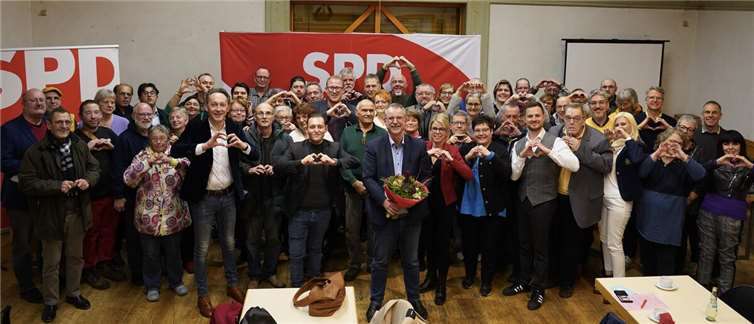 Mit überwältigender Unterstützung haben die Mitglieder der SPD Neuwied Sven Lefkowitz im Bürgerhaus Block offiziell als ihren Kandidaten für das Amt des Oberbürgermeisters nominiert.  Foto: Sebastian Lück