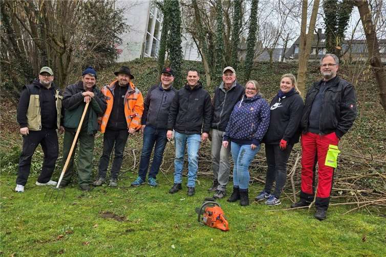 Mit unermüdlicher Tatkraft aller Beteiligten und nicht zuletzt auch großem Spaß konnten die morgens begonnenen Arbeiten noch am gleichen Tag zu Ende gebracht werden. Foto: Boris Münich – Marcel Schneider