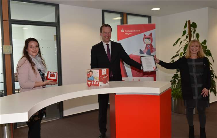 „Mit unserem Spendenengagement sind wir ein zuverlässiger Förderer gemeinnütziger Initiativen. Das gilt besonders in herausfordernden Zeiten. Gerade jetzt ist es wichtig, den Zusammenhalt in unserer Gesellschaft zu stabilisieren und die Gemeinschaft zu stärken, damit das soziale und kulturelle Leben nach der Pandemie wieder weitergehen kann“, so Christoph Weitzel, der sich mit den verantwortlichen KSK-Mitarbeiterinnen Michaela Schneider (re.) und Stephanie Kill über die Auszeichnung „DAVID“ freut. Foto: KSK Mayen/Judith Sauerborn