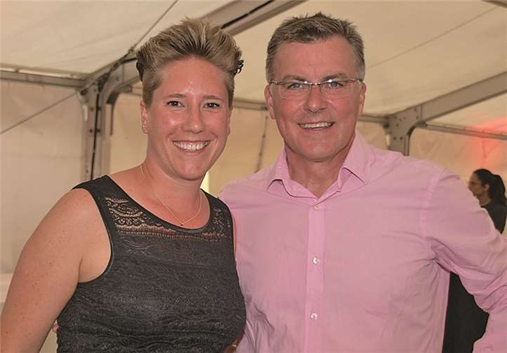 Mit unter den Gästen auch Bernd Wieczorek, Vorstandmitglied der neuen evm mit seiner netten Partnerin Jennifer de Luca.