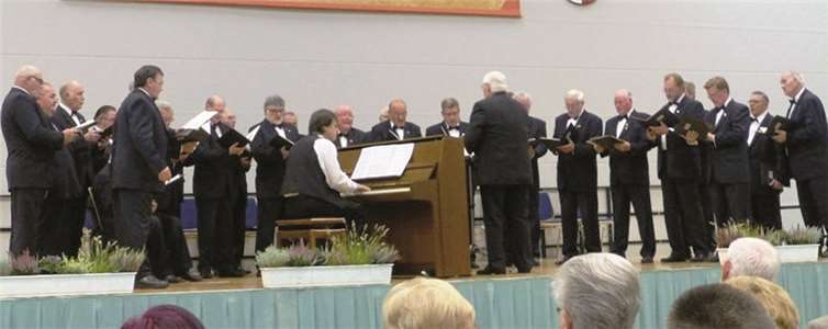 Mit unterschiedlichen Liedbeiträgen wurde ein abwechslungsreicher Abend gestaltet. privat