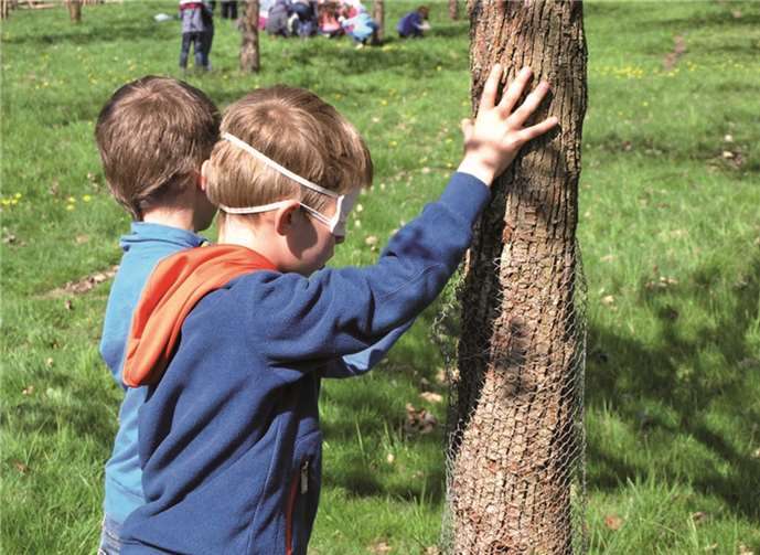 Mit verbundenen Augen wurden die Obstbäume ertastet.