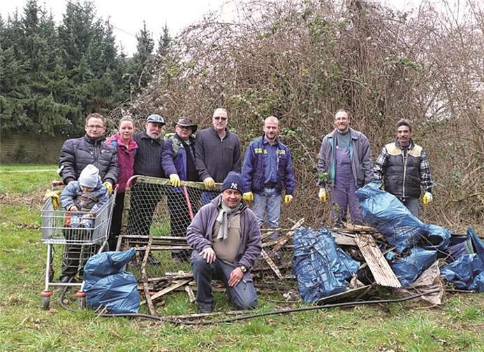 Mit vereinten Kräften ans Werk: Die Schälsjer säuberten die Pfaffendorfer Höhe - und es war auch bitter nötig. privat