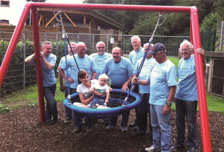 Mit vereinten Kräften bauten die Mitglieder des Kultur- und Verschönerungsvereines Thür die neue Vogelnestschaukel auf. privat