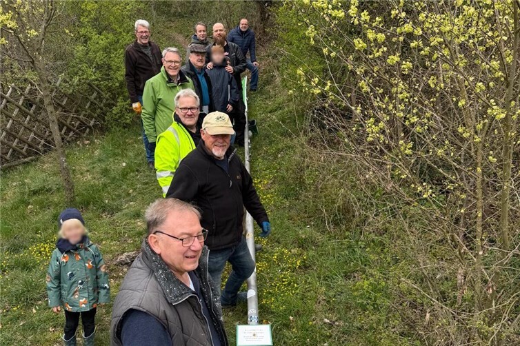 Mit vereinten Kräften: die Helfer des Bürgervereins beim Fahnenwechsel am Stahlmast.