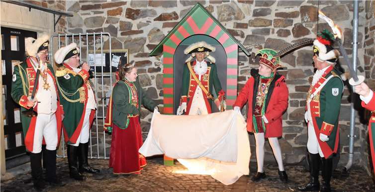 Mit vereinten Kräften enthüllte das Rheinbacher Kinderprinzenpaar Tim I. und Hanna I. das Wachhäuschen vor den Stadtsoldatenturm.Foto: EICH