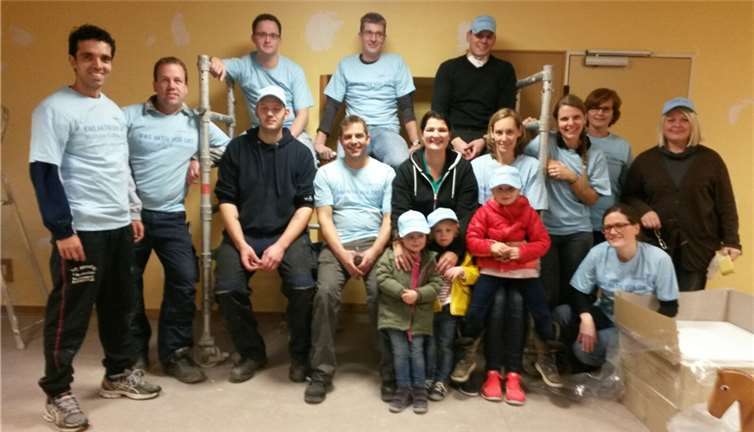 Mit vereinten Kräften erneuerten die Helfer den in die Jahre gekommenen Turnraum des Kindergartens Regenbogenland . privat