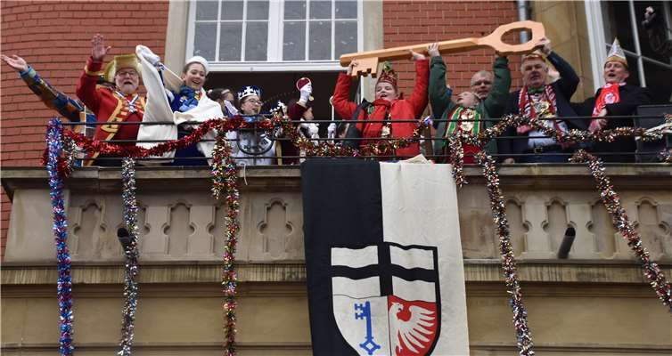 Mit vereinten Kräften erstürmten die Tollitäten das Rathaus und bemächtigten sich des Schlüssels. Fotos: EICH