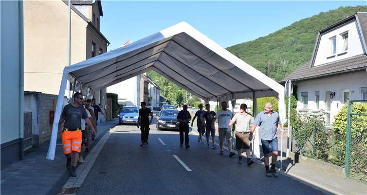 Mit vereinten Kräften gelang der Zelttransport. Foto: privat