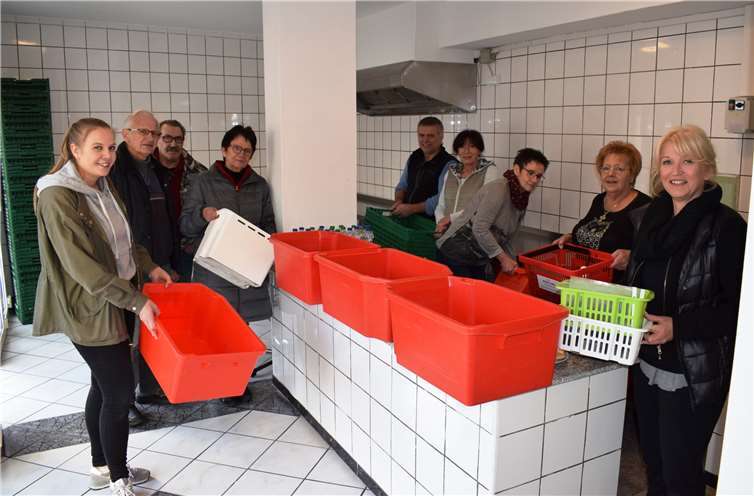 Mit vereinten Kräften ging es an den neuen Standort der Emser Tafel in den Oranienweg. Dort hat das ehrenamtliche Team jetzt noch mehr Platz zum Sortieren die Lagerung und die Ausgabe der Lebensmittel. Foto: privat