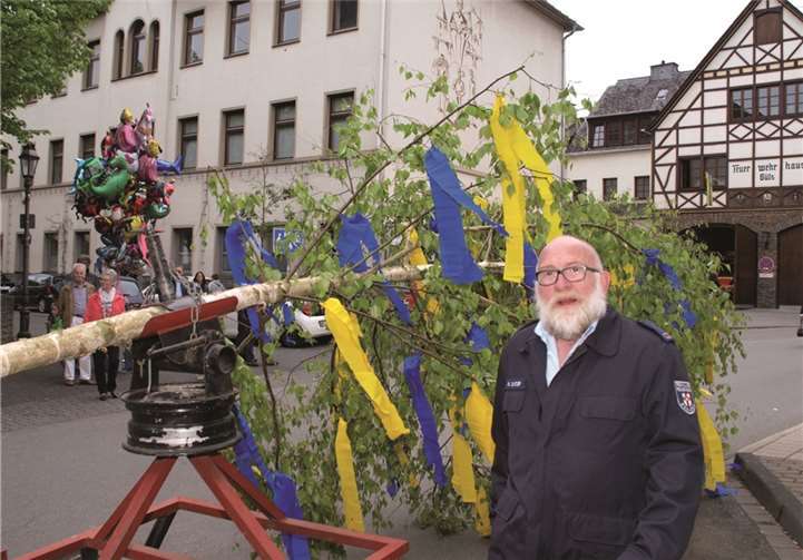 Mit vereinten Kräften hatten die Floriansjünger den Baum an seinen Platz geschafft.
