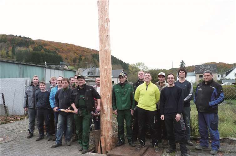 Mit vereinten Kräften hatten die Junggesellen den Kirmesbaum in Windeseile aufgestellt. 