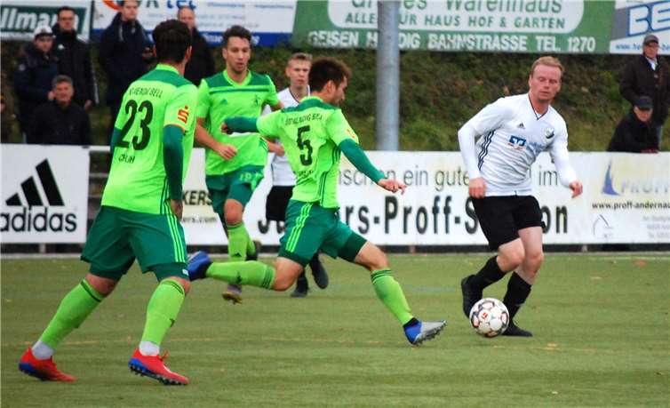 Mit vereinten Kräften hielt die Mendiger Defensive (von links Kapitän Florian Schlich, Manuel Oster und Spielertrainer Kodai Stalph) gegen die SG Hochwald Zerf (rechts Yannik Stein) die Null. Fotos: SK
