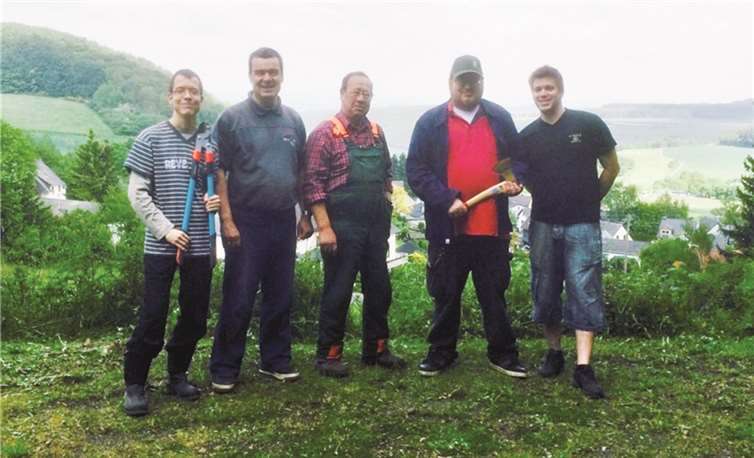Mit vereinten Kräften machte der Bürgerverein die Hütte am Engelner Kopf wieder sommertauglich. privat