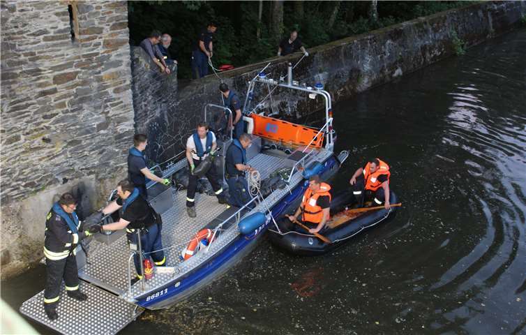 Mit vereinten Kräften schlossen THW und Feuerwehr die entstandene Lücke. privat