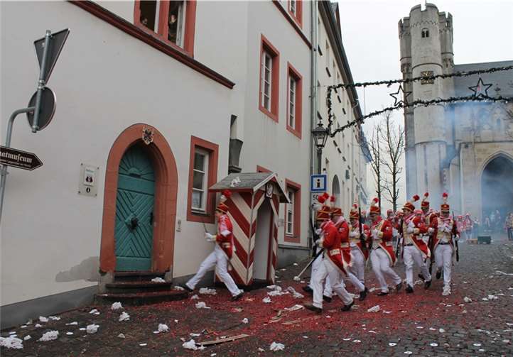 Mit vereinten Kräften stürmte die Prinzengarde das Meensterer Rathaus.