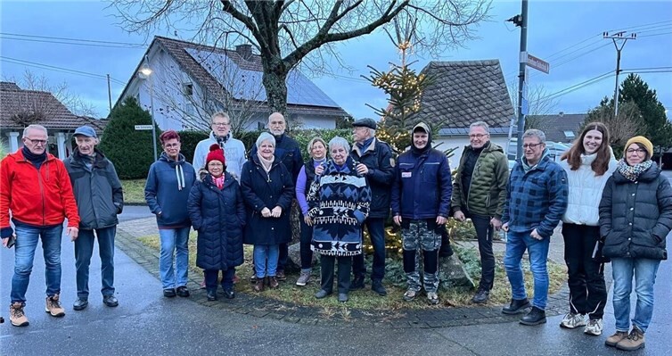 Mit vereinten Kräften und in festlicher Stimmung hat die Dorfgemeinschaft Goldscheid am vergangenen Samstagnachmittag den Weihnachtsbaum aufgestellt und geschmückt. Foto: privat