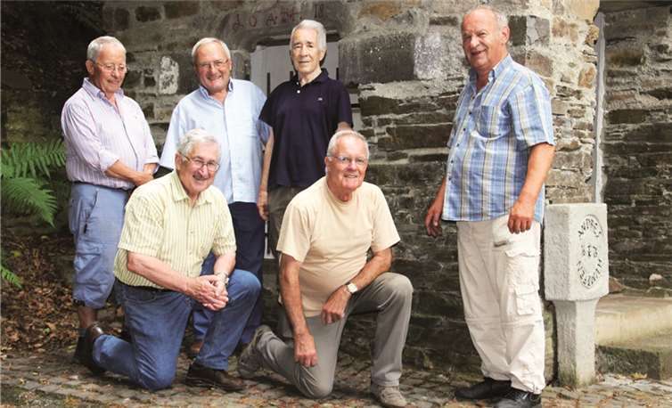 Mit vereinten Kräften verschönerten die „Klääfkuschde“ das kleine Gotteshaus. privat