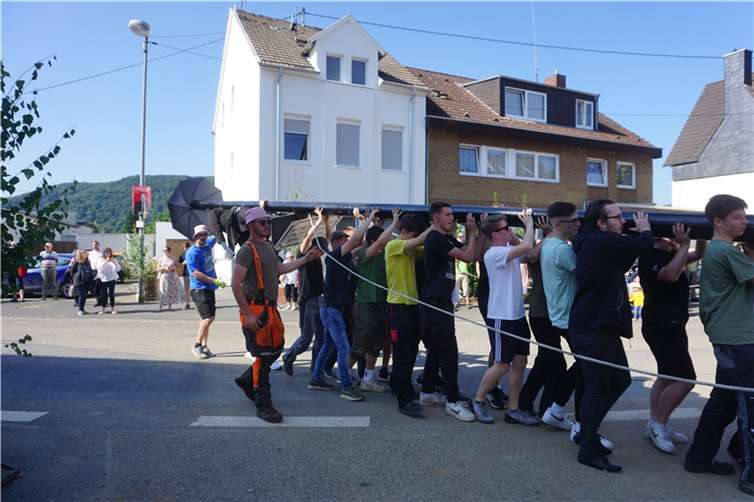 Mit vereinten Kräften wurde am Samstagmittag um Punkt 12 Uhr der Kirmesmann aufgestellt. Fotos: STUKO