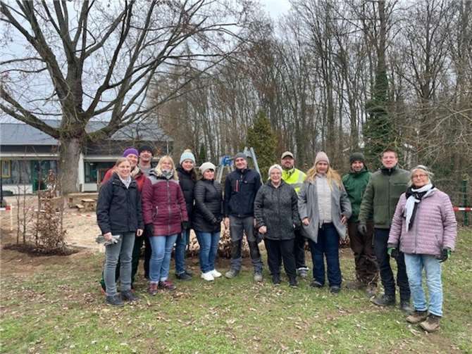 Mit vereinten Kräften wurde das Außengelände der Kita naturnah umgestaltet.  Fotos: privat