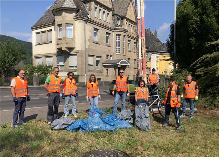 Mit vereinten Kräften wurde der Bereich am Bahnübergang in der Brückenstraße von Müll befreit. Foto: CDU Lahnstein
