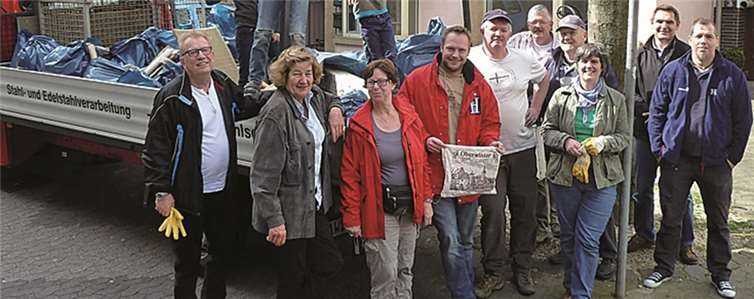 Mit vereinten Kräften wurde der Dorfkern für das Frühjahr heraus geputzt. privat